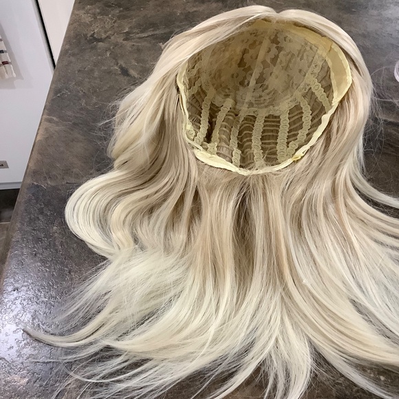 NEW Beautiful Blonde Wig - Picture 3 of 12